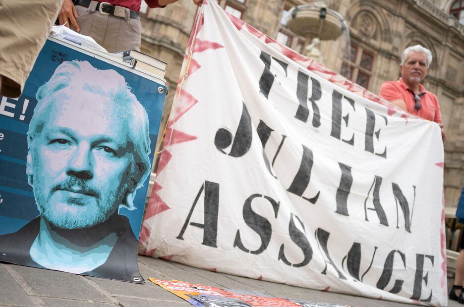 Apoiadores de Julian Assange protestam contra a extradição do ativista em frente ao tribunal, no centro de Londres 