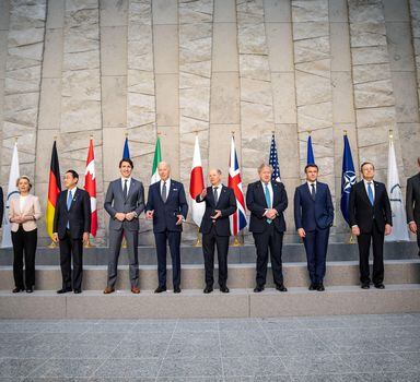 NATO Secretary General Jens Stoltenberg, European Commission President Ursula von der Leyen, Japan's Prime Minister Fumio Kishida, Canada's Prime Minister Justin Trudeau, U.S. President Joe Biden, Germany's Chancellor Olaf Scholz, British Prime Minister Boris Johnson, France's President Emmanuel Macron, Italy's Prime Minister Mario Draghi and European Council President Charles Michel pose for a G7 leaders' family photo during a NATO summit on Russia's invasion of Ukraine, at the alliance's headquarters in Brussels, Belgium March 24, 2022. Michael Kappeler/Pool via REUTERS
