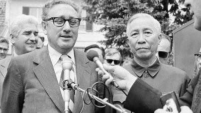 Kissinger e Le Duc Tho, líder da delegação vietnamita, após a sessão de negociação de trégua na guerra do Vietnã. Foto: Michel Lipchitz/AP Photo - 13/06/19