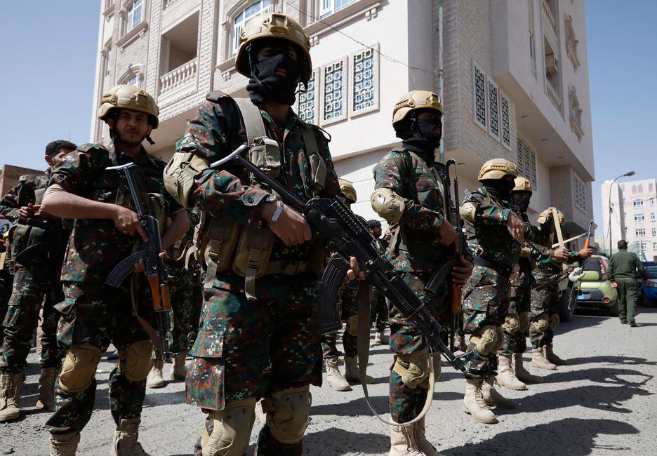 Rebeldes Houthis em uma parada militar no Iêmen. Centenas de latino-americanos foram contratados para lutarem pelos Emirados Árabes Unidos na guerra do Iêmen