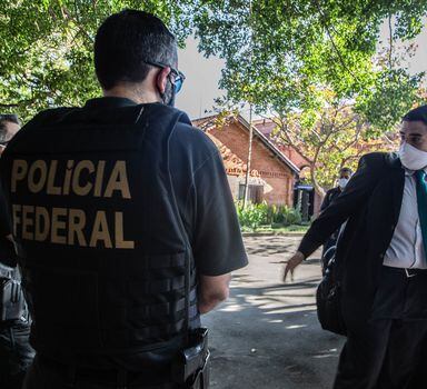 Helio Ferraz Oliveira com agentes da Polícia Federal na Cinemateca, em agosto de 2020