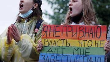 FILE PHOTO: LGBT activists take part in a protest against amendments to Russia's Constitution and the results of a nationwide vote on constitutional reforms, in Moscow, Russia July 15, 2020. The placard reads: "I don't recognise the authority that keeps me from having a family". REUTERS/Shamil Zhumatov/File Photo. Foto: REUTERS/Shamil Zhumatov/Arquivo