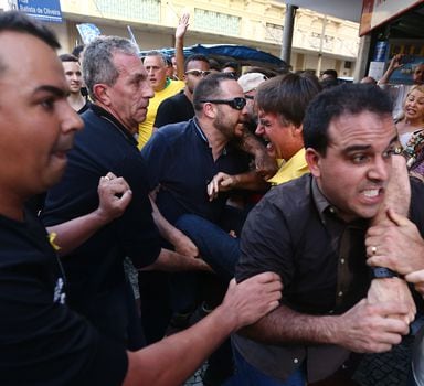 Após facada, Bolsonaro é amparado por seguranças