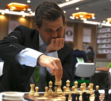 Magnus Carlsen, maior enxadrista do mundo, abandona de novo partida contra  jovem acusado de trapaça - Estadão