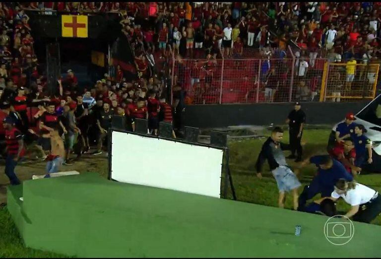 Torcedores do Sport invadiram o gramado após gol de empate do Vasco. 