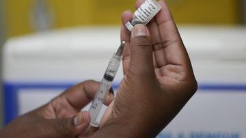 Profissional de saúde prepara uma dose da vacina Qdenga no Rio de Janeiro