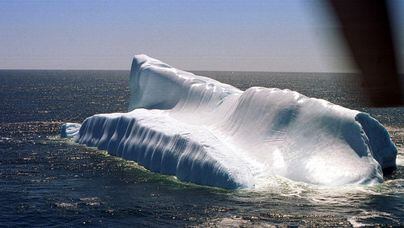 Iceberg da Antártica flutua sobre o oceano Atlântico em foto de 21 de novembro de 2002. Foto: Juana Rodriguez/Reuters