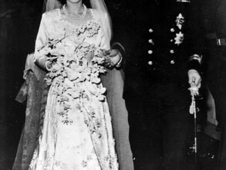 Elizabeth e Philip deixam a Abadia de Westminster, em Londres, após a cerimônia de casamento em 20 de novembro de 1947. Foto: AP.