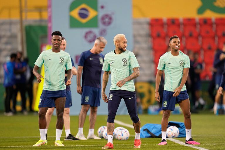Neymar com Vinicius Junior e Rodrygo durante o último treino da seleção antes do confronto pelas quartas de final
