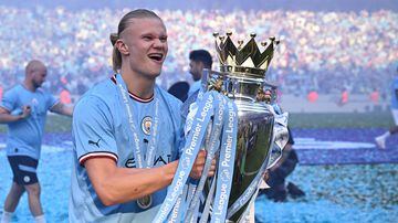 (FILES) Manchester City's Norwegian striker Erling Haaland poses with the Premier League trophy on the pitch after the presentation following the English Premier League football match between Manchester City and Chelsea at the Etihad Stadium in Manchester, north west England, on May 21, 2023. Erling Haaland became the first man to win both Premier League player and young player of the year awards in the same season on Saturday, May 27. (Photo by Oli SCARFF / AFP) / RESTRICTED TO EDITORIAL USE. No use with unauthorized audio, video, data, fixture lists, club/league logos or 'live' services. Online in-match use limited to 120 images. An additional 40 images may be used in extra time. No video emulation. Social media in-match use limited to 120 images. An additional 40 images may be used in extra time. No use in betting publications, games or single club/league/player publications. / . Foto: Oli Scarff/AFP