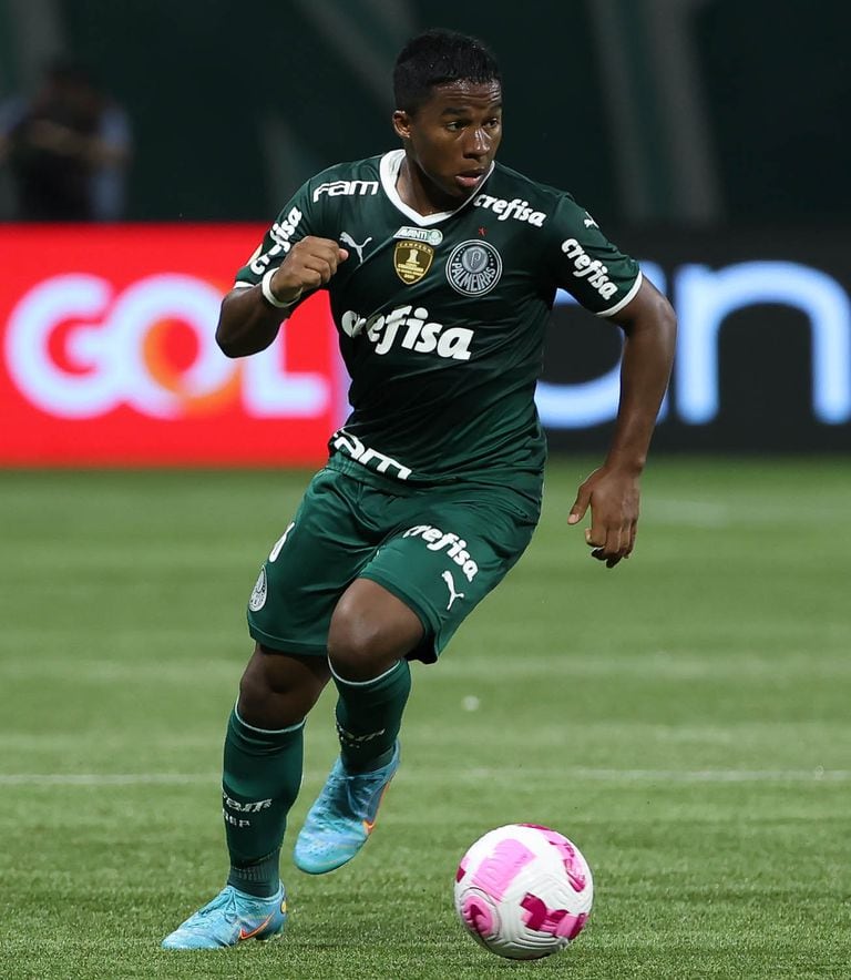 Endrick se tornou o mais jovem atleta a atuar profissionalmente pelo Palmeiras, com 16 anos, dois meses e 25 dias