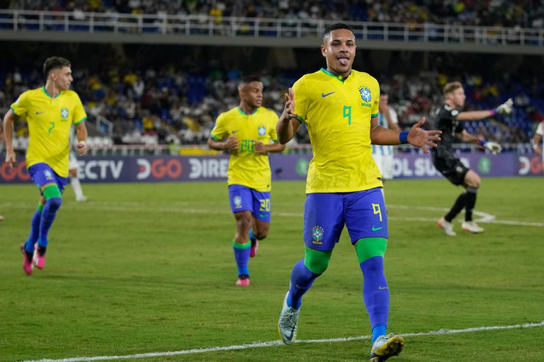 Vitor Roque comemora gol marcado de pênalti que deu números finais ao duelo na Colômbia.