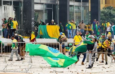 BOLSONARISTAS    BRASILIA DF  08/01/2023  BOLSONARISTAS/INVASÃO SEDES DOS TRÊS PODERES     -  NACIONAL -  OE -   Grupos de  Bolsonaristas  radicais invadirem as sedes dos três Poderes hoje em Brasília-DF.  FOTO: WILTON JUNIOR / ESTADÃO