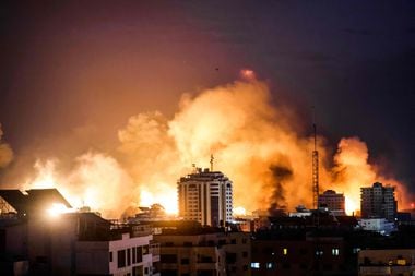Uma bola de fogo aparece após bombardeio israelense à Faixa de Gaza em 9 de outubro