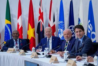 O presidente americano Joe Biden ao lado do presidente de Comores (esq.), Azali Assoumani, de Lula e do primeiro-ministro canadense Justin Trudeau (dir.), durante sessão do G7, em Hiroshima
