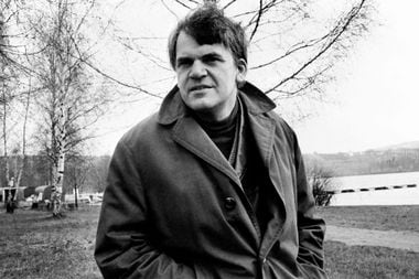 O escritor Milan Kundera em 1973