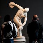 Visitantes admiran el Discobolus Palombara, una copia romana del siglo II de un original de bronce griego perdido hace mucho tiempo, en el Museo Nacional Romano, en Roma, Italia, 3 de diciembre de 2023. (Foto AP/Andrew Medichini)
