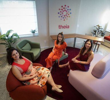Paula Crespi e Flávia Deutsch da femtech Theia com a médica Laura Penteado; startup recebeu aporte de R$ 30 mi