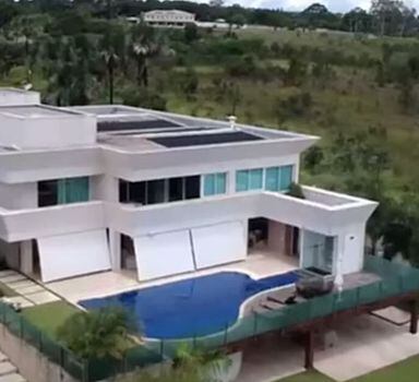Reprodução de vídeo da imobiliária mostra a mansão de cerca de R$ 6 milhões comprada pelo senador Flávio Bolsonaroem Brasília.