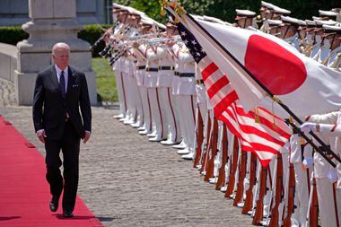 O presidente dos EUA, Joe Biden, é recebido com honras no Palácio Akasaka, em Tóquio.