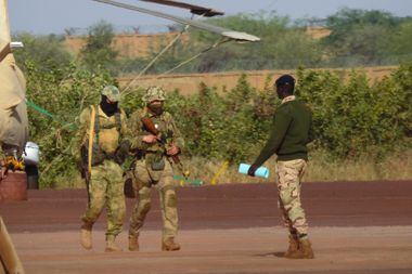 Imagem registrada pelas Forças Armadas da França mostra mercenários russos ao lado de militares de Mali. Serviços prestados pelo grupo paramilitar custa milhões ao governo de Mali, afirmam autoridades