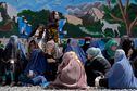 Afegãs aguardam para receber ajuda humanitária em Cabul, em 25 de abril