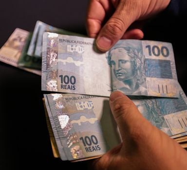 BRASILIA DF 13 10 2020 ECONOMIA Real,dinheiro, moeda - mao contagem cedulas de real    Foto: Marcello Casal JrAgência Brasil
 