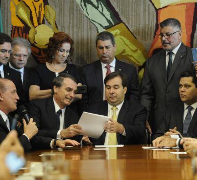 Jair Bolsonaro entrega proposta de reforma da Previdência para o presidente da Câmara, Rodrigo Maia.