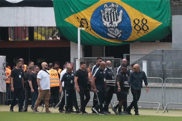 O caixão de Pelé foi carregado por seu filho, Edinho, e o ex-jogador Zé Roberto, além de outras pessoas.