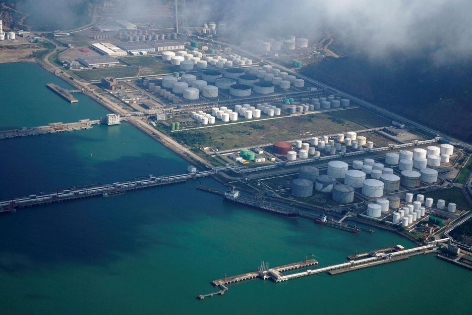 Tanques de petróleo e gás em porto de Zhuhai, na China, em imagem de 22 de outubro de 2018. País diminuiu consumo de energia e passou a revendê-lo à Europa