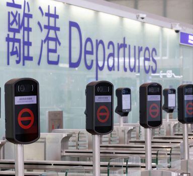 Saguão de embarque fechado no Aeroporto Internacional de Hong Kong. REUTERS/Tyrone Siu