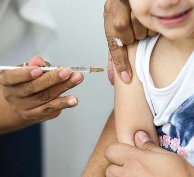Criança toma vacina
