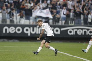 Róger Guedes comemora gol de empate do Corinthians em Itaquera.