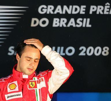EDU14 - SAO PAULO - 02-11-2008 - ESPORTES - F1 / GRANDE PREMIO BRASIL DE FORMULA-1 / AUTODROMO DE INTERLAGOS - Grande Premio Brasil de Formula1,  realizado no autodromo de Interlagos -  Na foto Felipe Massa (Ferrari) comemora a vitoria em São Paulo - FOTO EDUARDO NICOLAU/AE