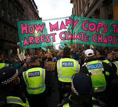 Ativistas realizam protesto durante a Conferência do Clima, em Glasgow