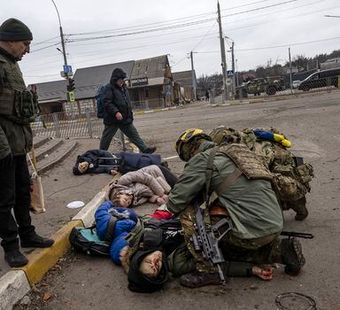 Moments after four civilians trying to evacuate were hit by Russian mortar fire, Ukrainian soldiers try to save Anatoly Berezhnyi Ñ the only one who still had a pulse Ñ in Irpin, west of Kyiv, on Sunday, March 6, 2022. Serhiy Perebyinis said he felt it was important that the death of his wife and children had been recorded in photographs and video. ÒThe whole world should know what is happening here,Ó he said. (Lynsey Addario/The New York Times) Ñ NO SALES Ñ 
