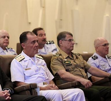 Bolsonaro em reunião, a partir da esq., com Ilques (Marinha),Pujol (Exército) e Bermudez(FAB)
