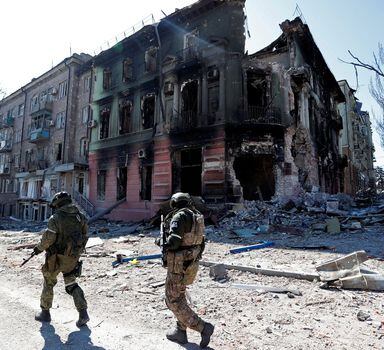 Soldados pró-russos patrulham área de Mariupol, na Ucrânia