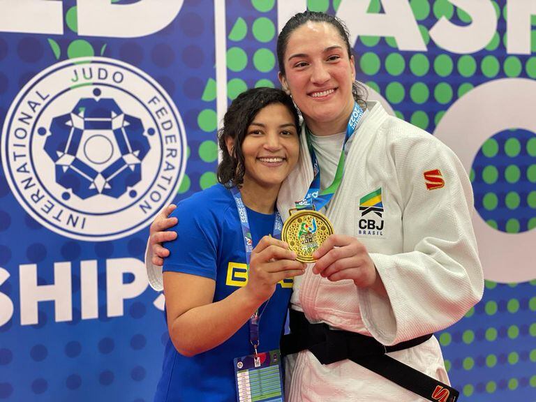 Sarah Menezes com Mayra Aguiar após o ouro no Mundial de Judô