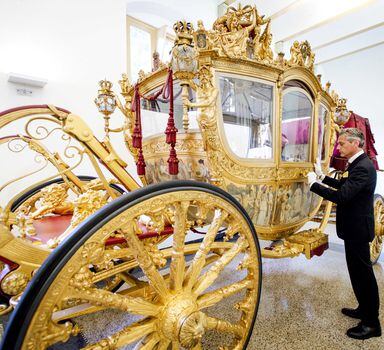 O curador Paul Rem abre a Carruagem Dourada (Gouden Koets) no museu do Palácio Het Loo em Apeldoorn, Holanda