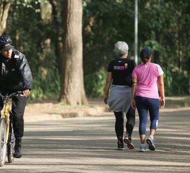 Para quem mais de 40 anos, andar muito devagar é sinal de envelhecimento acelerado