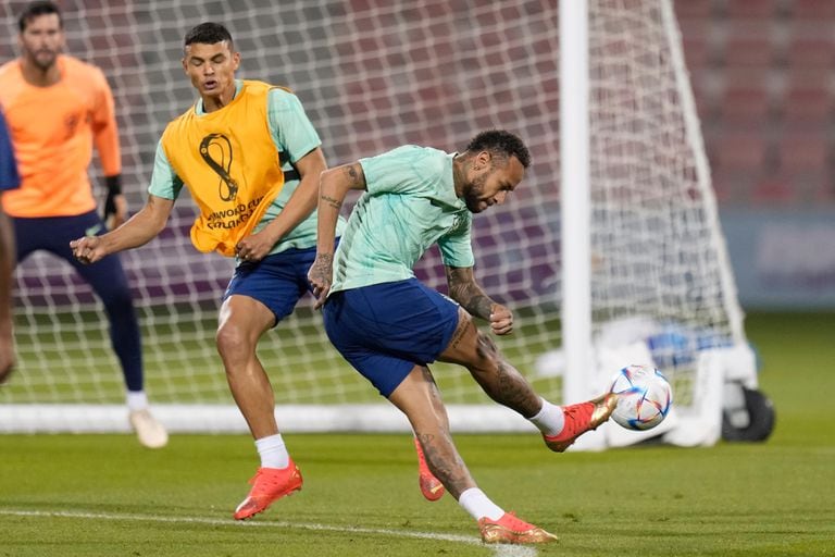 Neymar treinou e volta ao time após ficar fora contra Suíça e Camarões