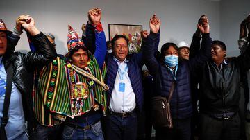 Luis Arce (ao centro) comemora ao lado do vice, David Choquehuanca (de bolsa), a vitória no primeiro turno na eleição realizada no domingo. Foto: Juan Karita/AP