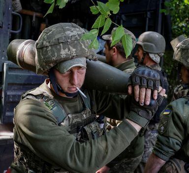 Ukrainian service members prepare shells for a M777 Howitzer near a frontline, as Russia's attack on Ukraine continues, in Donetsk Region, Ukraine June 6, 2022. REUTERS/Stringer