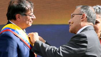 Petro assume como 1º líder de esquerda da Colômbia e defende nova política internacional de drogas