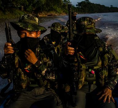 Membro da milícia Comandos da Fronteira patrulham Rio Putumayo