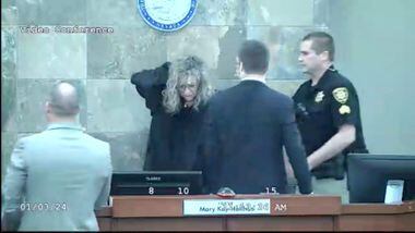 Imagens das câmeras do tribunal mostram a juíza Mary Kay Holthus se levantando após agressor saltar em sua direção como reação à sentença do julgamento.