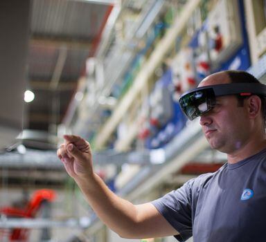 Óculos da Microsoft permitem que técnicos auxiliem funcionários à distância