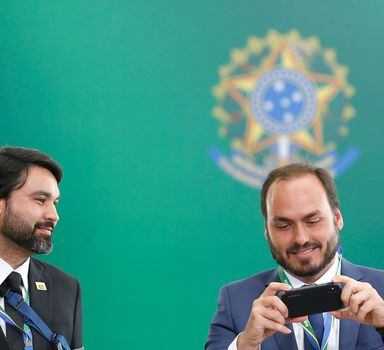 Leonardo Rodrigues de Jesus e o primo, Carlos Bolsonaro, participam da cerimônia da posse presidencial