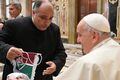 Papa Francisco recebe camisa e bandeira do Fluminense entregues por brasileiros no Vaticano